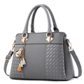 Borsa a mano grigia strutturata in ecopelle con trama intrecciata e hardware oro - grigio scuro