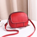 Petit sac rond rouge texture litchi avec surpiqûres contrastées et triple fermeture - Bordeaux
