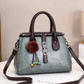 Détail du sac à main en similicuir bleu-gris avec fermoir rotatif et pompon en fourrure - 053# Vert Vintage