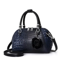 Blauw-zwarte gradiënt Boston-handtas met krokodillenpatroon, bloembedeltje en riem - Donkerblauw