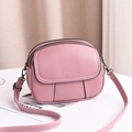 Petit sac bandoulière rose poudré avec double fermeture éclair et coutures blanches - Rose