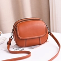 Petit sac bandoulière en cuir litchi marron avec fermetures éclair et surpiqûres - Jaune Terre