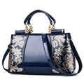Bolso de charol azul oscuro con bordado floral de lentejuelas doradas y cadena metálica - Brillante Regular / Azul oscuro