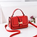 Rote Kunstledertasche mit goldener H-Schnalle und verstellbarem Schultergurt - Rot