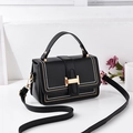 Elegante schwarze Umhängetasche aus Leder mit goldener H-Schnalle und weißen Nähten - Schwarz