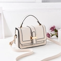 Cremeweiße kleine quadratische Tasche mit goldenem H-Verschluss und Kunstleder - Gebrochenes Weiß