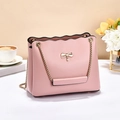 Elegante rosa Damenhandtasche aus Leder mit goldenem Bogenanhänger und Kettenriemen - Rosa