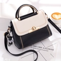 Borsa a mano a contrasto in pelle PU nera con patta bianca e ciondolo a orsetto - Bianco Nero