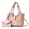 Detail van de roze tas met reliëf van krokodillenleer, bijpassend tasje en gouden ketting - Roze