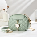 Petit sac rond vert menthe matelassé avec pendentif chat et bandoulière chaîne - Vert