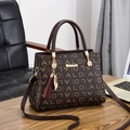 Borsa a mano in ecopelle marrone scuro con stampa monogramma oro e ciondolo a gatto - caffè
