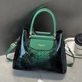 Élégant sac cabas vert émeraude avec motif crocodile, logo doré et double anses - Vert