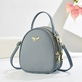 Petit sac bandoulière gris-bleu avec logo abeille dorée et double fermeture éclair - Bleu Ciel