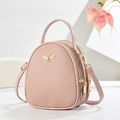 Sac bandoulière rose tissé avec logo abeille dorée et double fermeture éclair chic - Rose