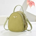 Sac à bandoulière vert avocat avec trois zips, logo abeille dorée et texture gaufrée - Vert matcha