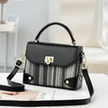Bolso bandolera clásico de tweed blanco y negro con cierre dorado y asa de piel - Negro