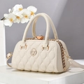 Elegante cremeweiße Stepptasche mit Kristallknopf und goldener Kette zum Umhängen - Einheitsgröße / Weiß