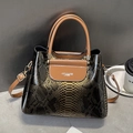 Sac à main chic motif crocodile noir et doré avec une bandoulière en cuir beige - Or
