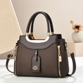 Bolso de mano marrón con textura trenzada, herrajes dorados y correa en un estilo minimalista - café