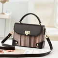 Bolso cuadrado pequeño de rayas tejidas marrones con contraste y hebilla metálica - café