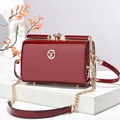 Sac bandoulière en cuir verni bordeaux avec logo W doré et fermoir à strass - Rouge Vin Brillant