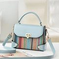 Bolso azul claro de cuero sintético con cuerpo de ganchillo a rayas y cierre de metal - Azul claro