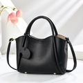 Elegante schwarze Handtasche aus Leder mit Litschimuster und goldenen Beschlägen - Schwarz