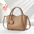 Braune Handtasche aus Narbenleder mit Elefantenanhänger und verstellbarem Schultergurt - Dunkles Khaki