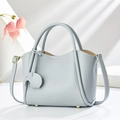 Graublaue Handtasche aus Leder mit Lychee-Muster, Doppelgriffen und Elefantenanhänger - Hellblau