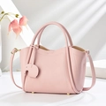Sac à main en cuir grainé rose pâle avec doubles poignées et breloque éléphant souple - Rose