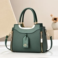 Bolso de mano verde oscuro con textura tejida, asa de metal dorado y bandolera - Verde