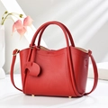 Sac seau chic en cuir grainé rouge avec breloque éléphant et détails dorés - Bordeaux
