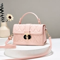 Sac bandoulière matelassé rose avec motif à losanges et fermoir doré sur socle blanc - Rose