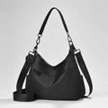 Minimalistische schwarze halbmondförmige Umhängetasche aus mattem Nylon mit breitem Gurt - Horizontaler Reißverschluss-Stil