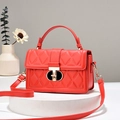 Sac bandoulière matelassé rouge avec finition mate et fermoir en T sur socle blanc - Rouge