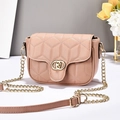 Borsa a catena rosa nude trapuntata con cuciture a onde e fibbia in metallo dorato - Rosa