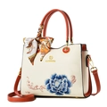 Elegante cremeweiße Handtasche mit blauer Pfingstrosenstickerei und orangefarbenem Seidenschal - Einheitsgröße / Gebrochenes Weiß