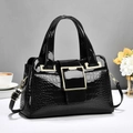 Sac à main élégant en cuir verni noir à motif crocodile avec boucle dorée et bandoulière - Noir