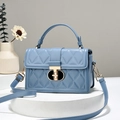 Sac à bandoulière bleu clair moderne avec motif matelassé et fermoir en métal doré - Bleu clair