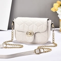 Elegante borsa a tracolla beige trapuntata con catena dorata e fibbia metallica rotonda - Bianco