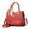 Elegante rote Schultertasche mit Pfingstrosen-Stickerei und dekorativem Seidenschal - Einheitsgröße / Burgunderrot