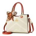 Beige-orangefarbene Handtasche aus geprägtem Leder mit dekorativem bedrucktem Seidenschal - Weiß
