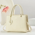 Elegante borsa in pelle beige con trama a grana e ciondolo a cuore con perla - Bianco Sporco