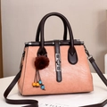 Sac à main élégant à motif crocodile rose et marron avec un pompon en fourrure décoratif - 053# Rose Vintage