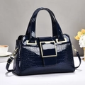 Détail du sac à main bleu foncé à motif crocodile avec boucle dorée et bandoulière - Bleu Royal