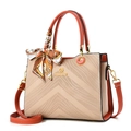 Beige-orangefarbene geprägte Handtasche mit Dekoschal und verstellbarem Schultergurt - Khaki