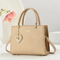 Elegante borsa a mano in pelle beige con ciondolo a cuore e tracolla regolabile - Cachi chiaro