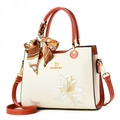 Elegante bolso de piel blanco roto con ribetes naranjas y bordado de lirios - Blanco con Bordado de Peonía