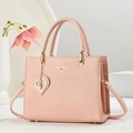 Bolso rosa de piel sintética con colgante de corazón y letras doradas elegantes - Rosa