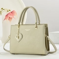 Bolso de mano elegante en cuero verde claro con colgante de perlas y bandolera - Verde